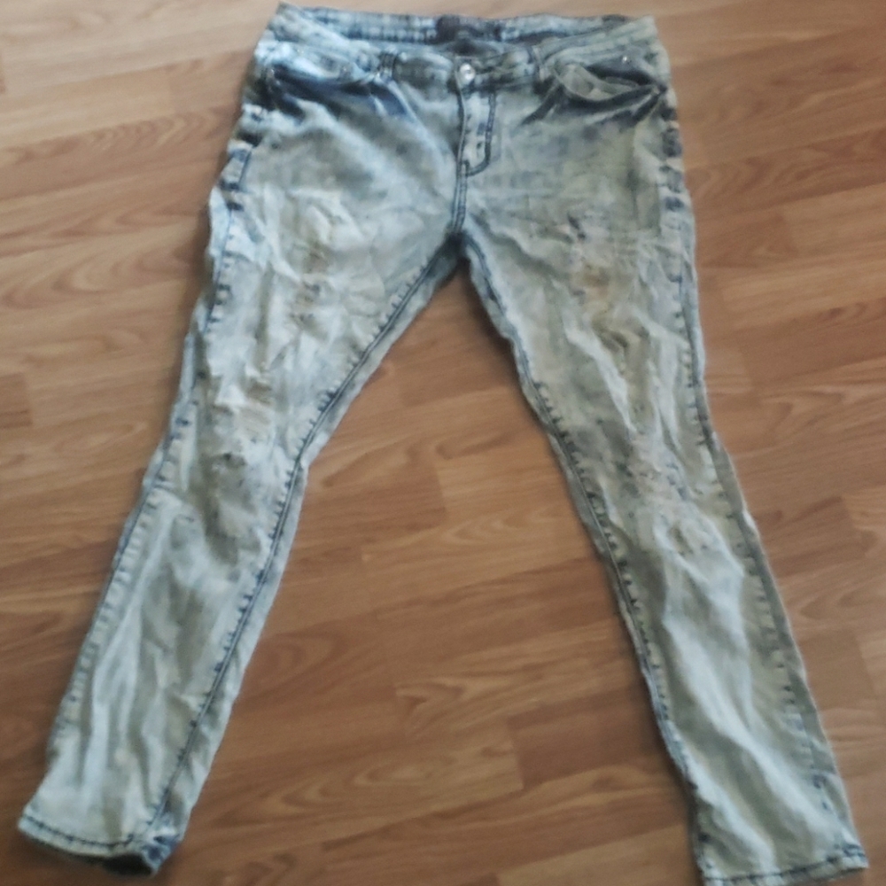 Premier acid-washed rugged jeans